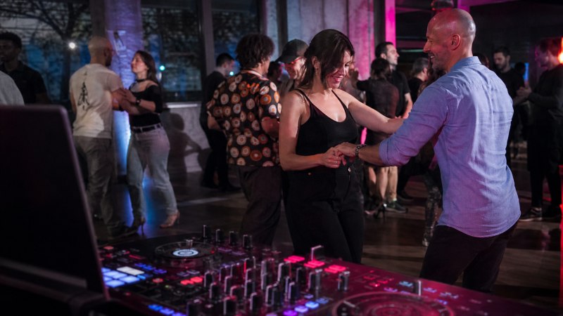 DJs mischen heute live Synthesizer-Effekte unter den Clave-Takt, was die Dynamik auf der Tanzfläche spürbar verändert.
