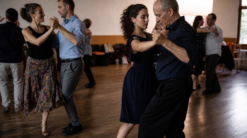 Maximum body tension and an upright chest give the Paso Doble its characteristic, proud elegance.