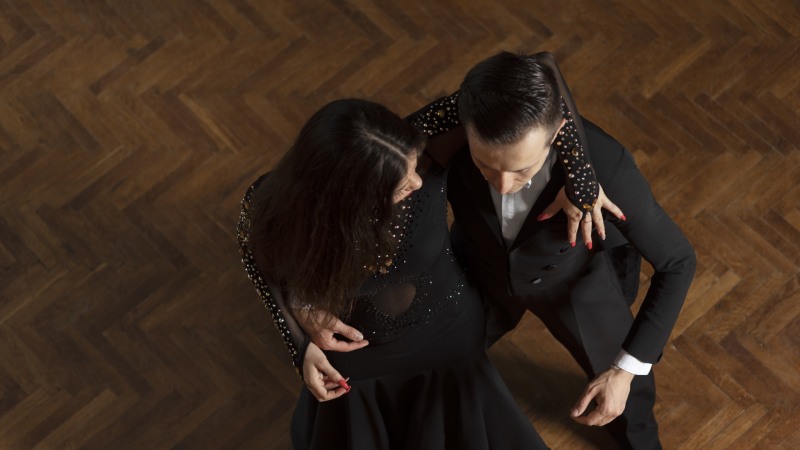 Ein Mann und eine Frau tanzen gemeinsam in einem Ballsaal