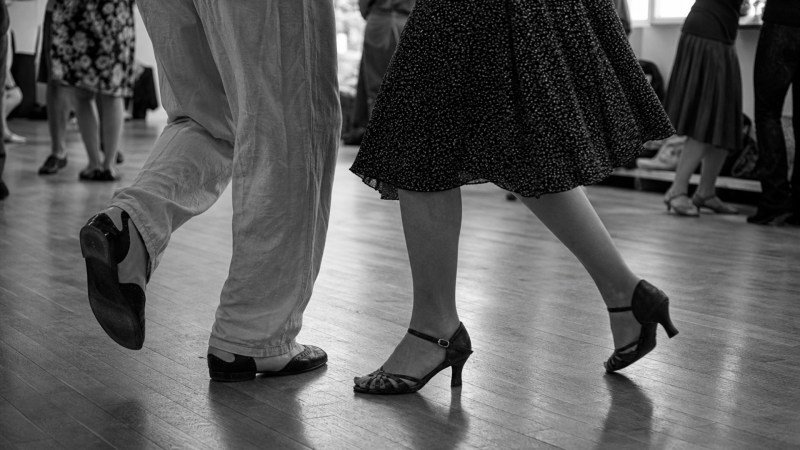 Die präzise Fußarbeit entscheidet über die Eleganz: Nur wer sauber über die Ballen rollt, erzielt die gewünschte Schwerelosigkeit.
