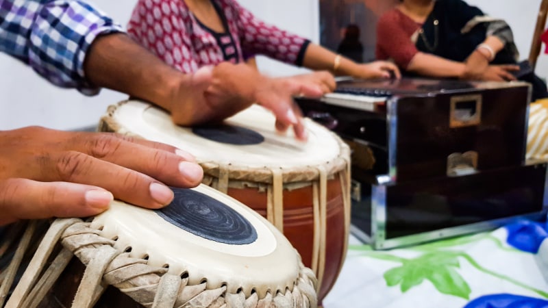 Menschen beim Spielen von Musikinstrumenten