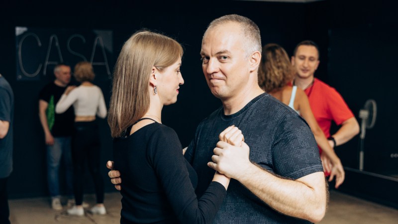 Menschen tanzen Bachata, Kizomba und Salsa auf einer Tanzfläche in Charkiw, Ukraine