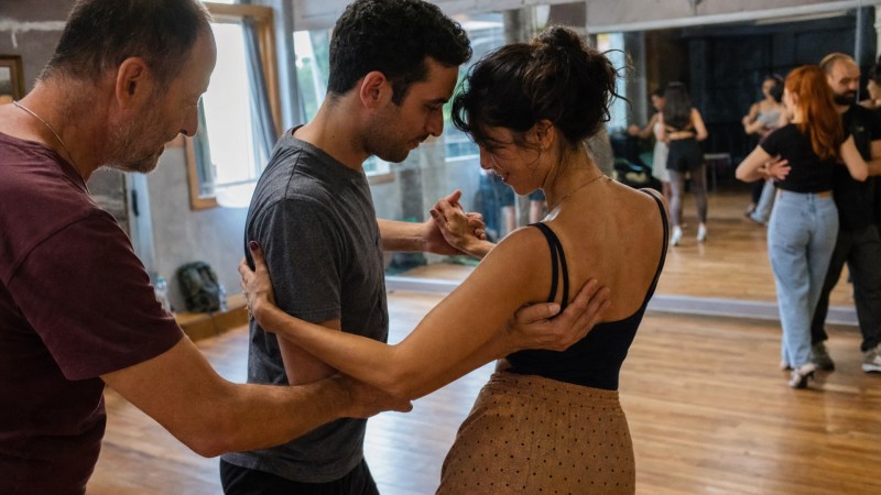 An elastic connection within the couple is the key to harmoniously mastering the elegant turns and syncopations of Gafieira.