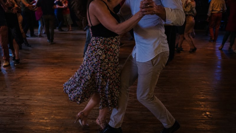 Weiche Knie und ein flexibler Schwerpunkt ermöglichen es dem Paar, die rhythmischen Synkopen der Samba federnd im Körper abzufangen.