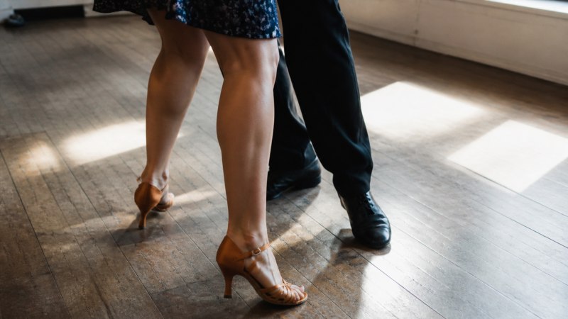 Die richtige Balance entsteht in den Füßen: Wer das Gewicht vorne hält, tanzt die Samba mit natürlicher Leichtigkeit.