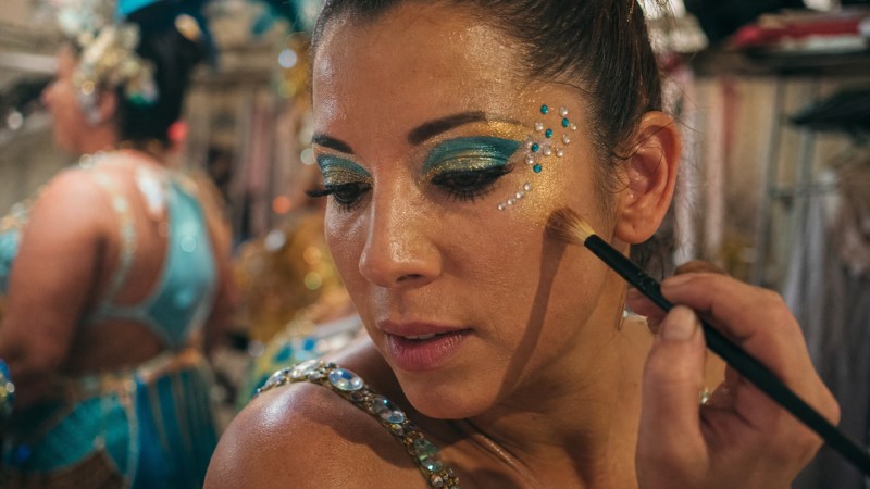 Farbenfroh, intensiv und absolut wischfest: Das perfekte Bühnen-Make-up übersteht selbst die schnellsten Samba-Rhythmen ohne zu verlaufen.