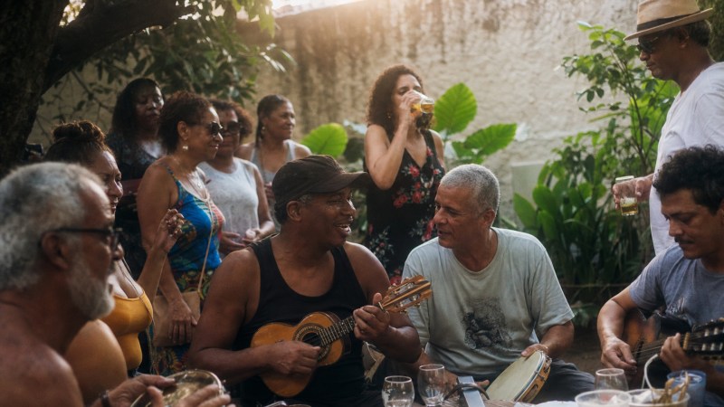Die Vielfalt der Samba-Subgenres zeigt sich besonders im Kontrast zwischen intimen Akustik-Sessions und den gewaltigen Trommel-Formationen.