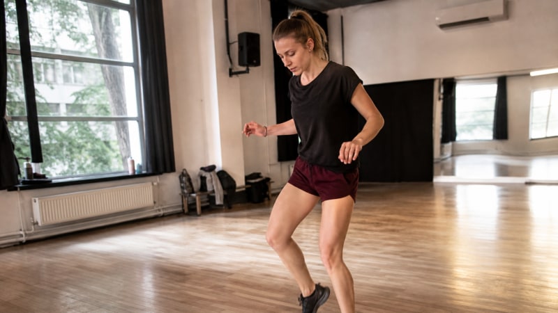 Érezd a talajt minden lépésnél: a szóló Samba-edzés során a hangsúly a precíz lábmunkán van, mielőtt a karok és a csípő is bekapcsolódna.