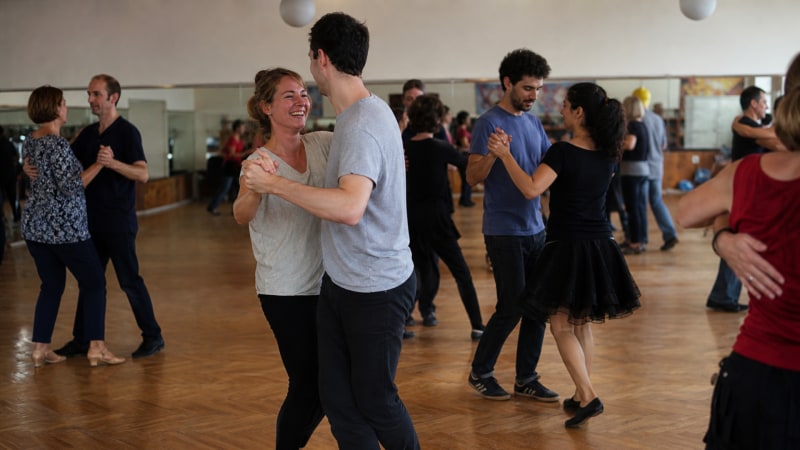 Wer den Fokus auf die Musik und den gemeinsamen Rhythmus legt, vergisst die Schüchternheit im Tanzkurs ganz von allein.