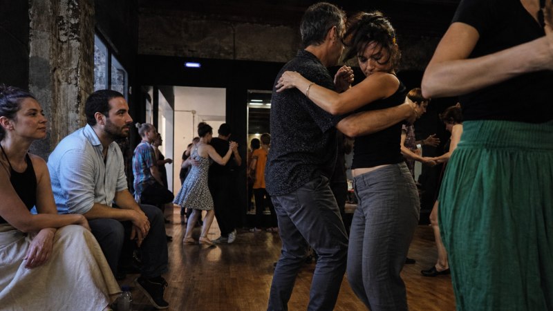 יחד בקצב: באירועי ה-Socials ומסיבות הריקודים של udansa לרווקים ורווקות, החלפת בני זוג קבועה היא חלק מהתוכנית.