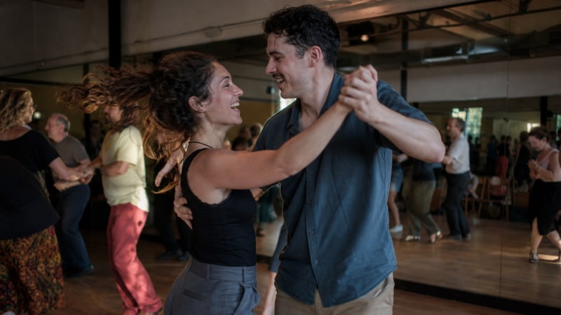 Pistes de danse bondées et joie de vivre pure: lors des soirées Swing à Berlin, jeunes et moins jeunes dansent ensemble jusqu'au bout de la nuit.