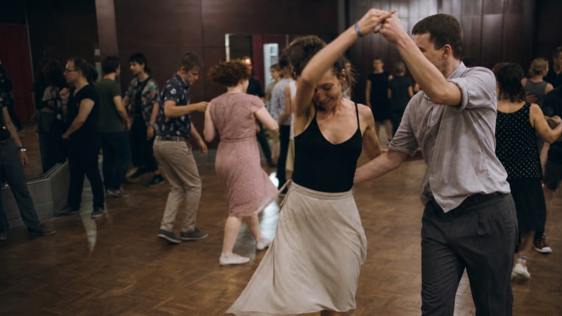 Det rette sving fra knæene: Ved Lindy Hop sørger den dybe, fjedrende holdning for den nødvendige dynamik på dansegulvet.
