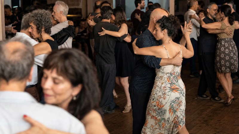 Si tu gardes ta ligne de danse et choisis de petits pas dans le flux dense de la milonga, tu te protèges, toi et les autres couples, des collisions.