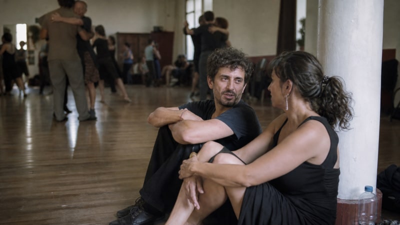 سحر الارتجال: في Tango Argentino، تُصنع كل خطوة في لحظة العناق المشترك على udansa.