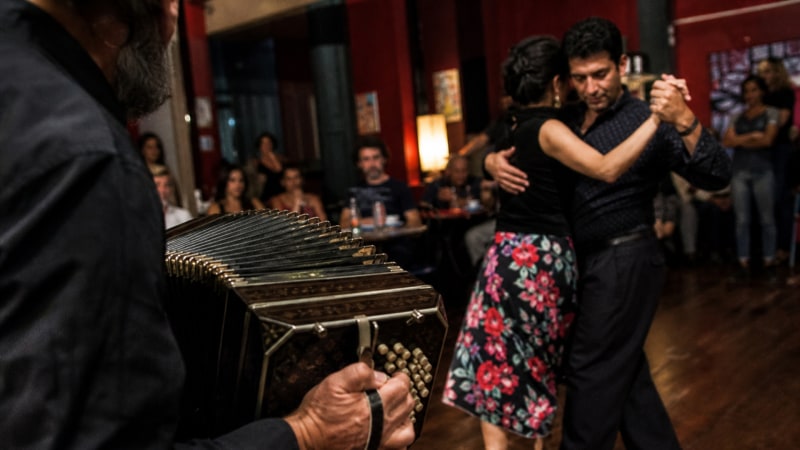 Das Bandoneon prägt mit seinem melancholischen und zugleich kraftvollen Klang das emotionale Fundament jeder traditionellen Tango-Melodie.