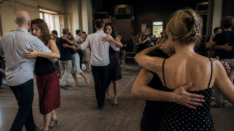 Øjenkontakt er nok: Ved den traditionelle Cabeceo finder dansepartnere hinanden uden ord på tværs af lokalet.