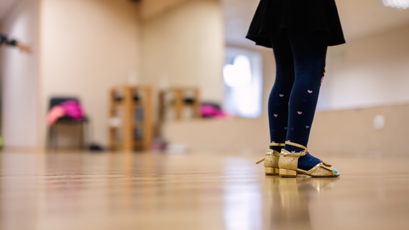 Nahaufnahme eines jungen Mädchens in Stepptanzschuhen in einem Tanzstudio