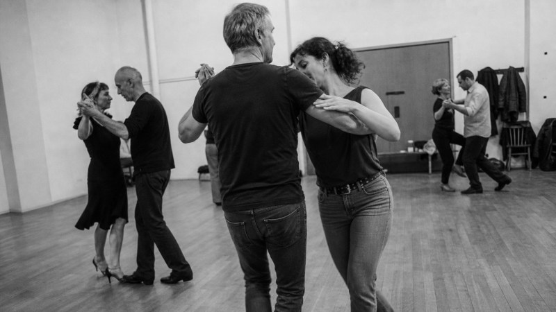 Volle Konzentration und gemeinsame Energie: Auf den großen Berliner Tanzkongressen teilen internationale Trainer ihr Wissen direkt auf der Tanzfläche.