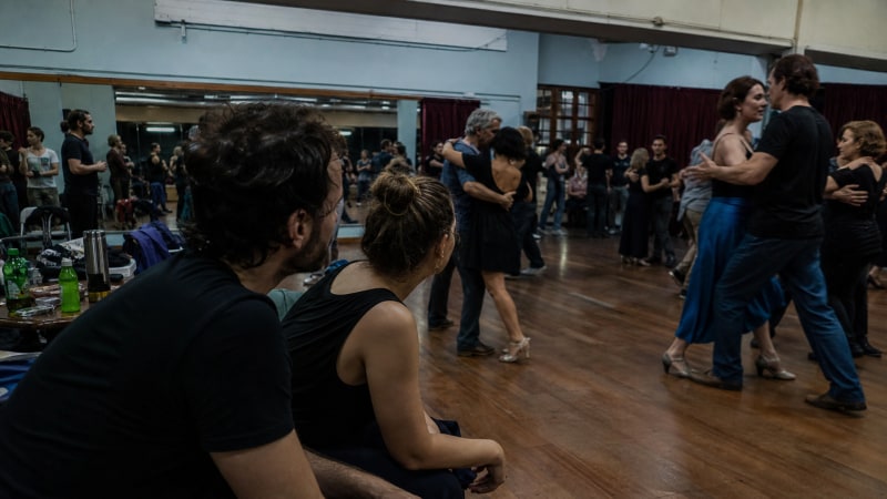 Rire et bouger ensemble en cercle: en groupe, on ne partage pas seulement le rythme, mais aussi la vie.