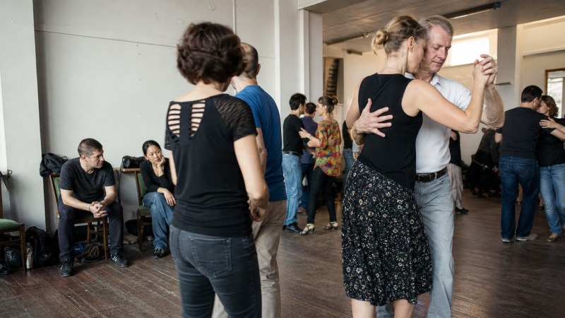 Stilvolles Ambiente und Tageslicht: Berliner Tanztees im Pavillon bieten die ideale Atmosphäre für entspannte Begegnungen im besten Alter.