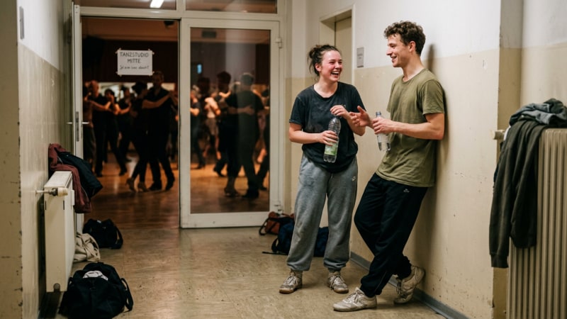 I studiets forrum hersker der en koncentreret forventning, før vi sammen går ud på dansegulvet.