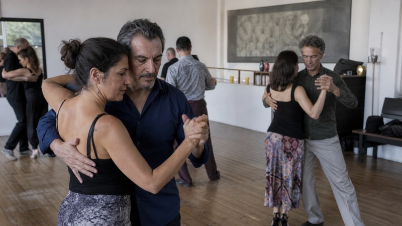 Ein eleganter Ballsaal im sanften Licht erwartet dich: Mit der richtigen Vorbereitung am Tag selbst betrittst du das Parkett völlig gelassen.