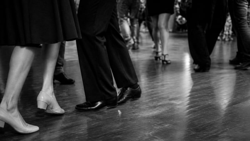 Die lineare Ausrichtung im Slot erfordert auf vollen Berliner Tanzflächen Achtsamkeit und eine präzise Raumaufteilung im Paar.