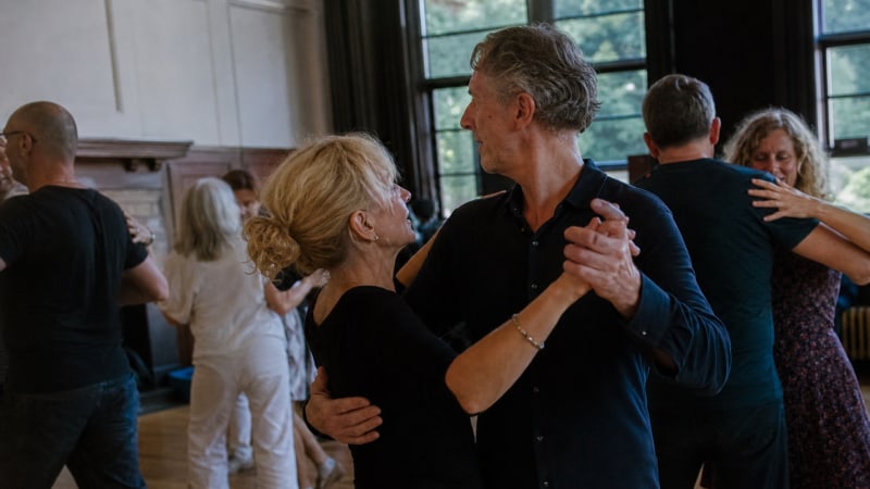 The right footwork is decisive: While the Waltz rolls extremely over the balls of the feet, the Viennese Waltz remains significantly flatter on the dance floor at high speeds.