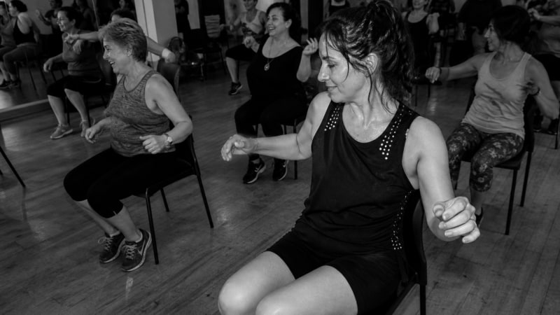 Im Tanzstudio stehen die Stühle bereit: Beim Sentao-Format wird die Sitzgelegenheit zum dynamischen Trainingspartner für neue Choreografien.