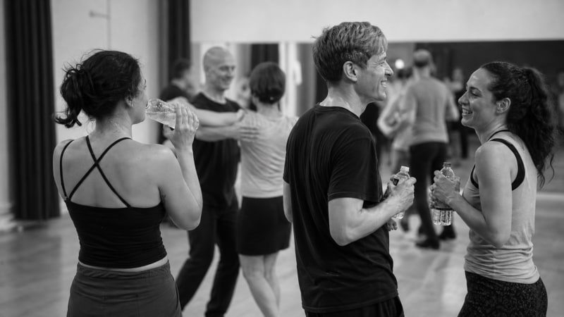 En groupe, le mouvement est deux fois plus amusant: les pas dynamiques et la musique font presque oublier l'effort.