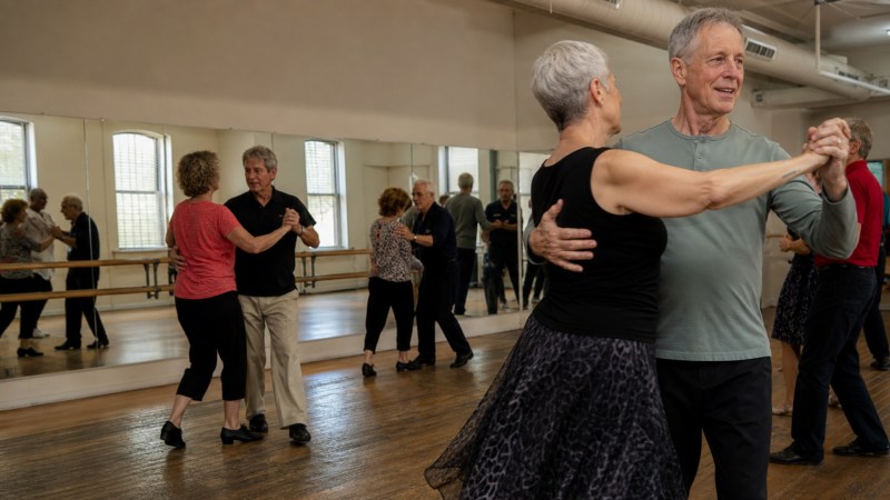 Mit festem Stand und viel Gefühl: Beim Zumba Gold bleiben die Füße sicher auf dem Boden, während der Oberkörper sanft zur Musik schwingt.