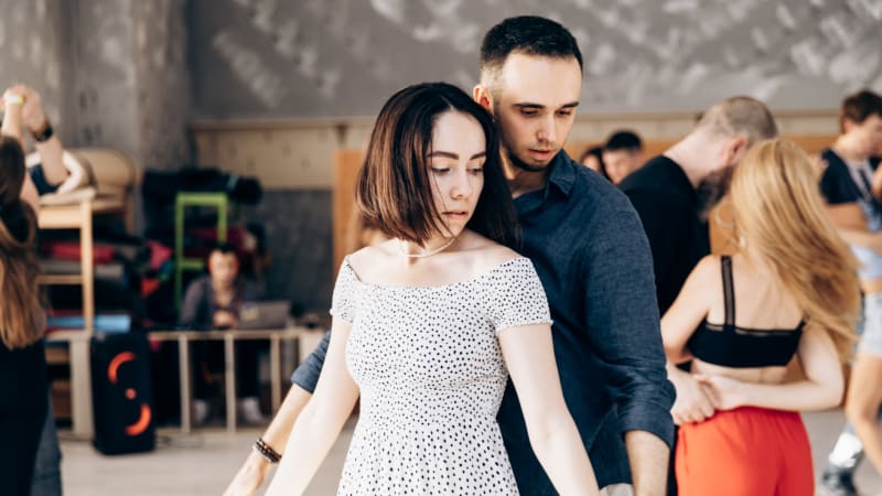 אנשים רוקדים Bachata, Kizomba ו-Salsa על רחבת ריקודים בחרקוב, אוקראינה