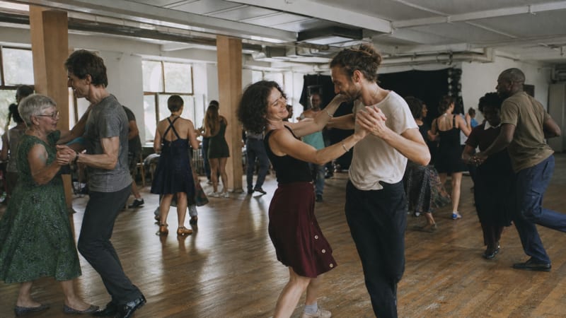 Konzentrierter Blickkontakt und Koerperfuehrung: Bei Bachata Sensual und Kizomba zaehlt praezise Bodenhaftung fuer jede Gewichtsverlagerung.
