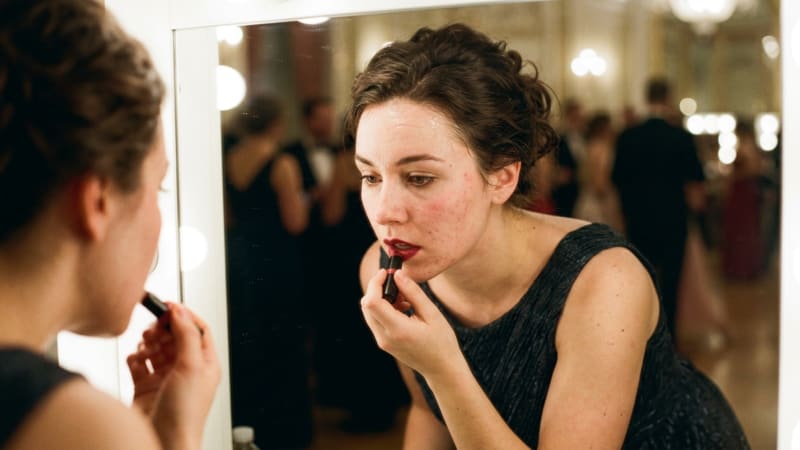 Den rette fiksering sørger for, at din makeup forbliver fejlfri, selv ved hurtige drejninger og i varmt projektørlys.