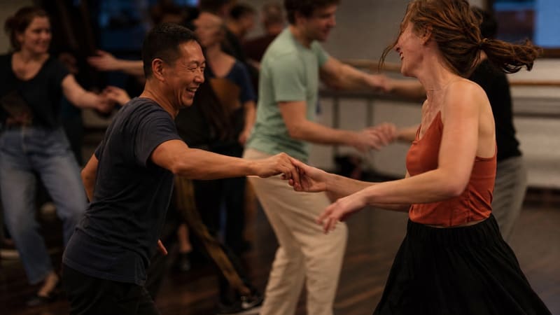 An der Ballettstange zählt die saubere anatomische Ausrichtung mehr als die Höhe des Beins.