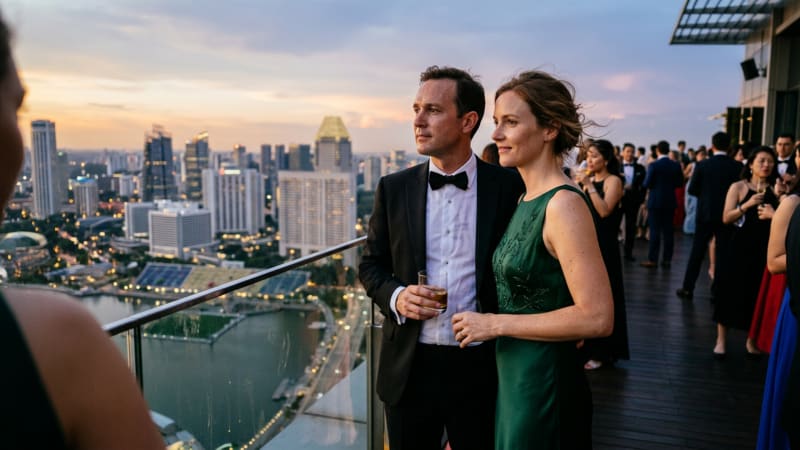 Über den Dächern der Metropole: Wenn sich das Abendlicht im Glas spiegelt, beginnen in Asiens Metropolen die exklusivsten Ballnächte des Jahres.