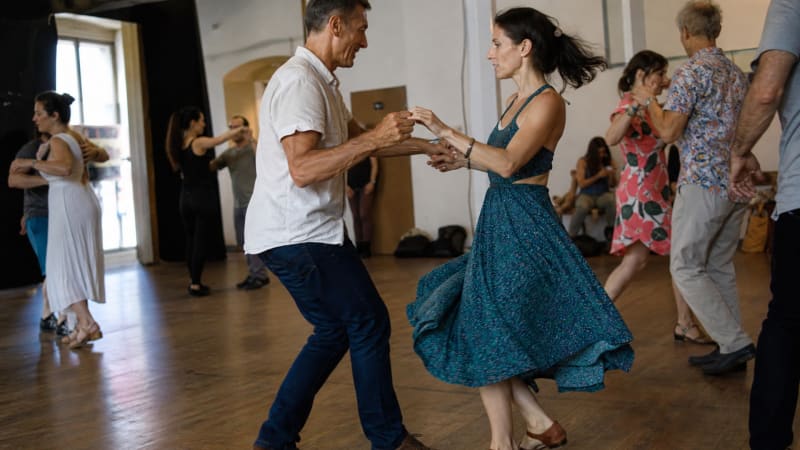 Historische Tanzpartituren und Fotografien bewahren Choreografien über Jahrhunderte hinweg vor dem Vergessen.