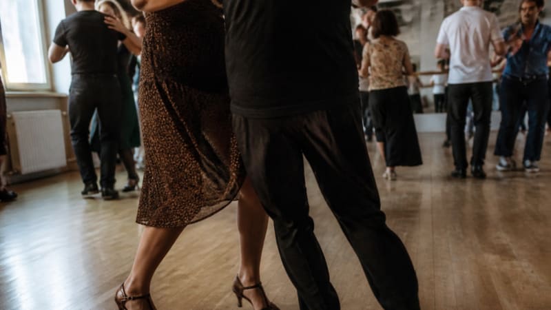 Das helle Schaben im Ohr: Wer auf die Güira hört, tanzt präzise im Bachata-Takt.