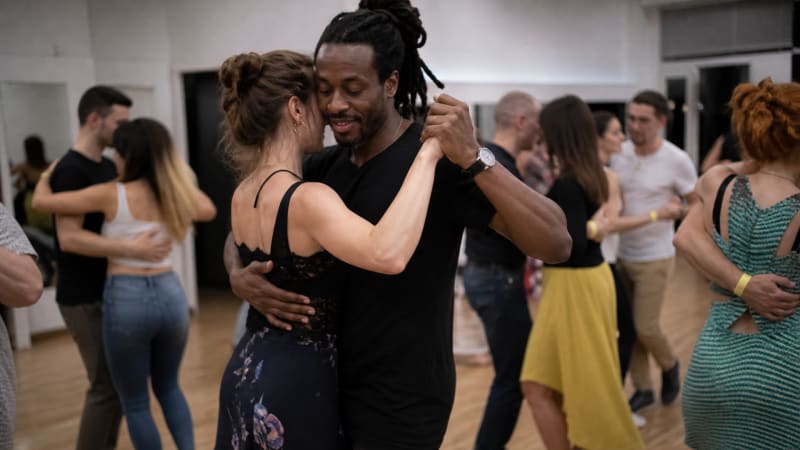Präzise Gewichtsverlagerung im Oberkörper entscheidet über die Führung: Im Kizomba zählt der gemeinsame Rhythmus mehr als die Schrittanzahl.