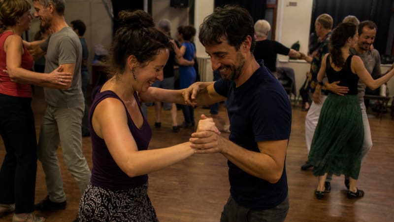 Zwischen Zuschauen und Mitmachen: Zeitgenössische Choreografien laden das Publikum ein, Tanz als Raumkunst zu begreifen.
