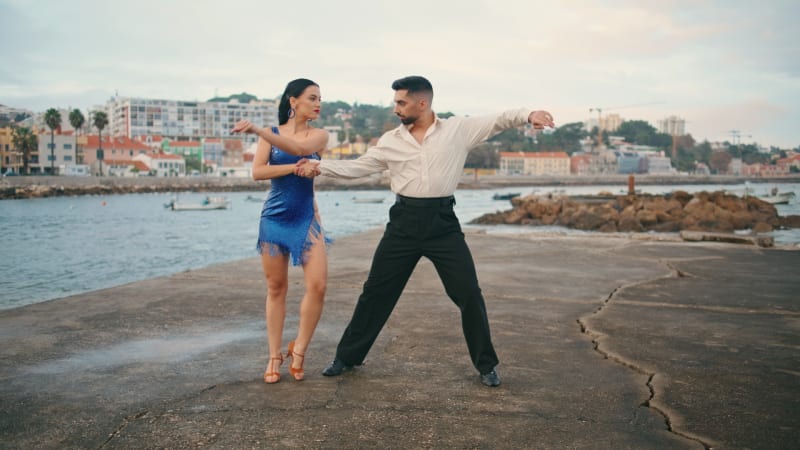Ein Paar tanzt an einer Küste an einem bewölkten Tag Tango