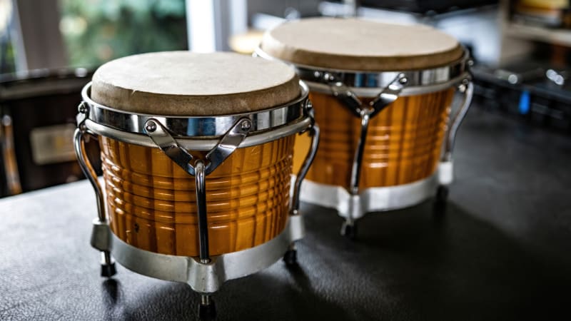 Bongorummut äänitysstudiossa ammattimaisia musiikkiesityksiä varten
