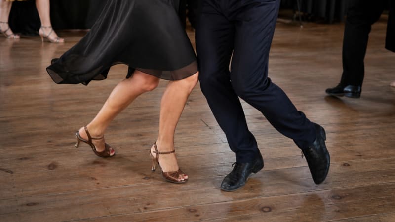 Präzision schlägt Tempo: Nur wenn die Füße im richtigen Moment sauber schließen, bleibt die Balance im Quickstep stabil.
