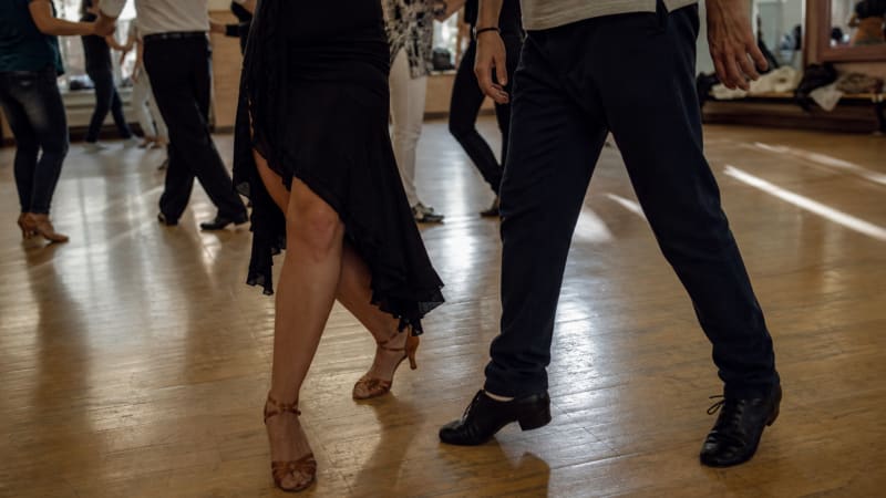 Dua tarian, satu asal usul: Sementara Rumba bergantung pada pandangan yang perlahan dan mendalam, Cha-Cha-Cha pula hidup dengan perubahan arah yang pantas dan nakal.