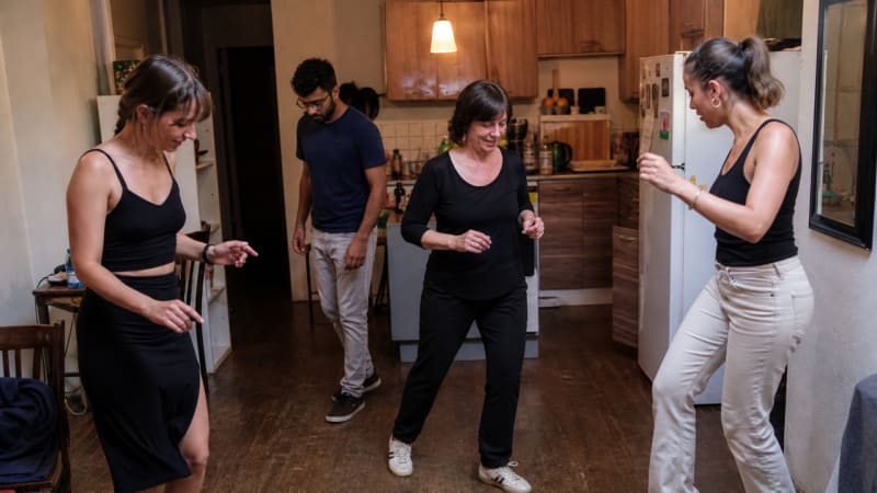 Der Fokus liegt ganz auf den Füßen: Beim Solotraining gewinnst du die nötige Balance für schnelle Gewichtswechsel.