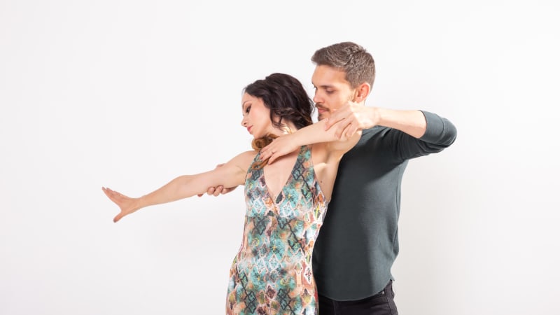 Salsa-, Kizomba- und Bachata-Tänzer vor einer weißen Wand mit Kopierraum