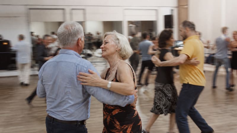 Gute Tanzböden und entspannte Musikpausen machen ein gelungenes Social-Dance-Geschenk für Gäste aus.