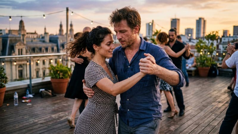 Die enge Umarmung im Tango Argentino schafft eine Verbindung, bei der jede Gewichtsverlagerung ohne Worte verstanden wird.