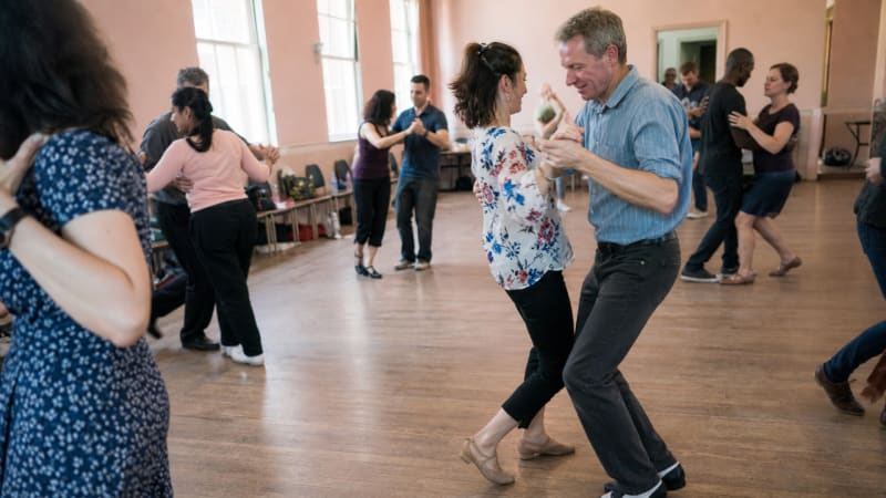 Im Leipziger Musikpavillon treffen sich an lauen Sommerabenden Tanzbegeisterte aller Niveaus zum entspannten Social Dance.
