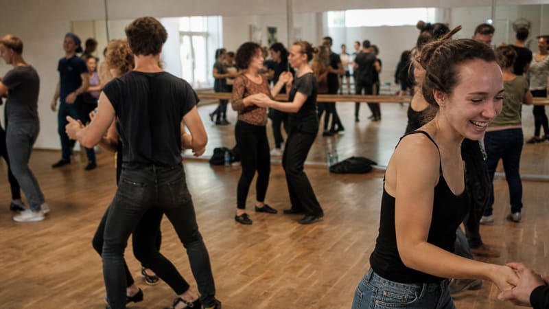 Wer die grundlegenden Knigge-Regeln im Kopf hat, kann sich beim Tanzen vollkommen auf den Rhythmus konzentrieren.